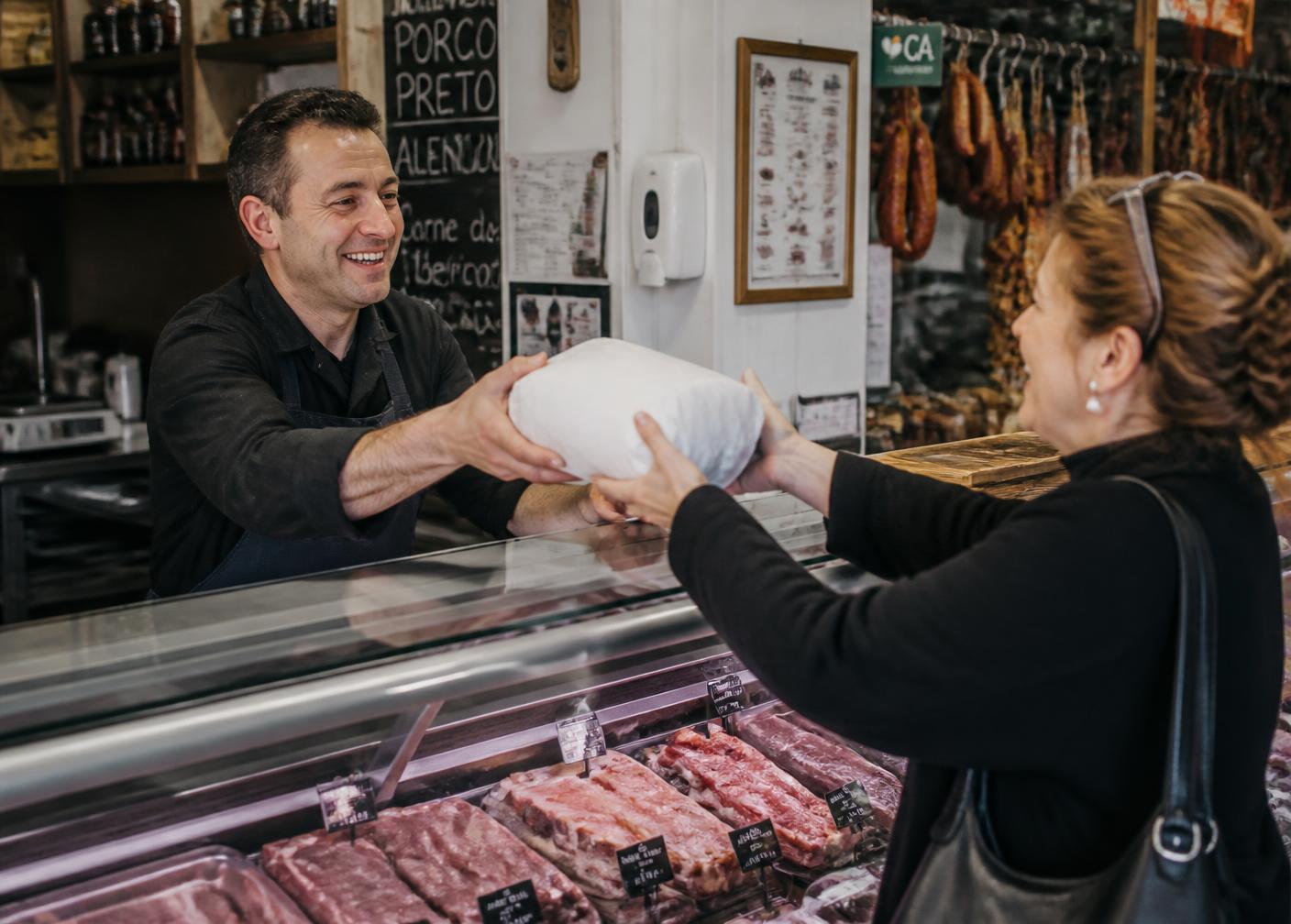 Atendimento no balcão de um espaço Carnes Casal