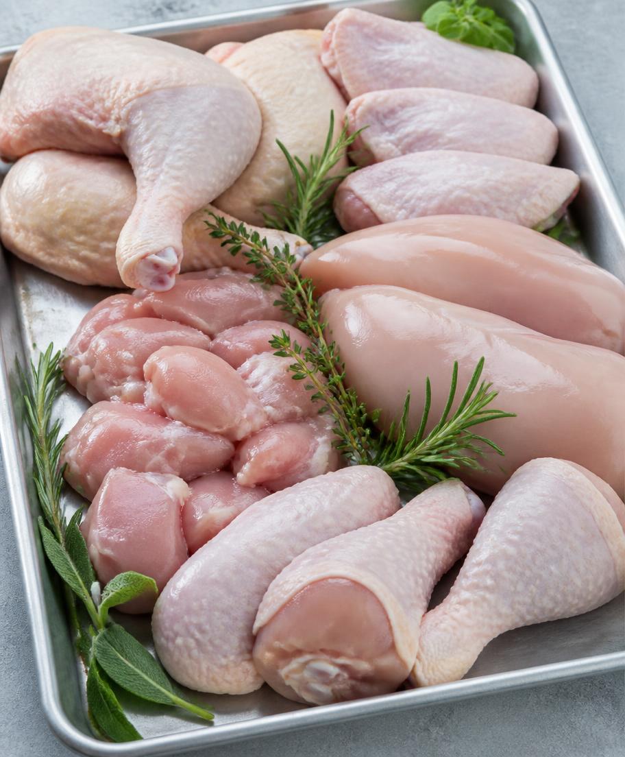 Aves frescas preparadas em tabuleiro